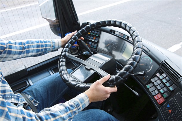 Autobus plný studentů zastavila policie, opilého řidiče prozradil styl jízdy