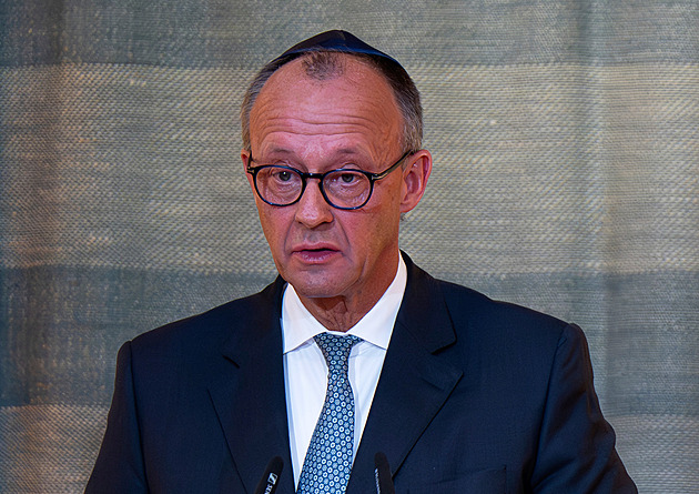 Jak já se stydím, zadržoval Merz slzy při otevření synagogy. Hlas se mu třásl