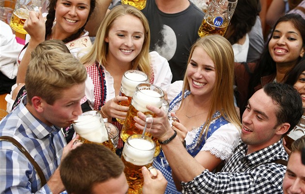 Dirndly, chatbot Preclík a vyšší ceny. Co nového na letošním  Oktoberfestu