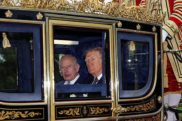 Trump zahájil návštěvu Británie. Svezli ho v kočáře, půjde k hrobu Alžběty II.