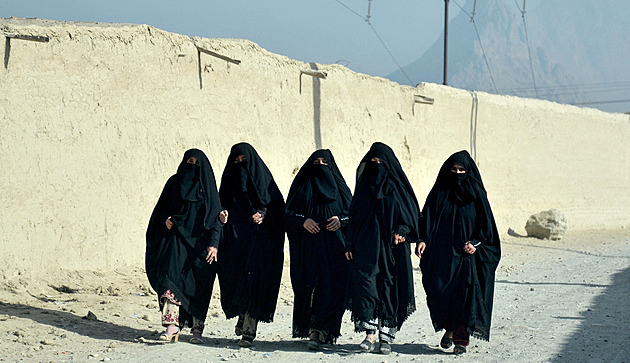 Tálibán zakázal na univerzitách knihy napsané ženami a výuku lidských práv