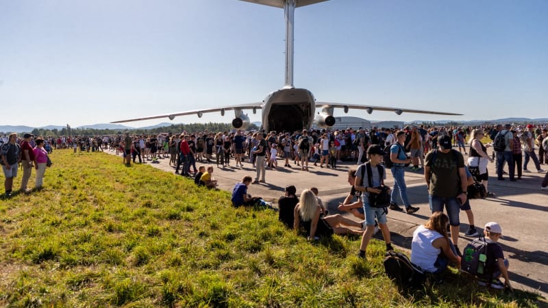 Letiště v Mošnově praskalo ve švech. Na Dny NATO dorazilo až 100 tisíc lidí