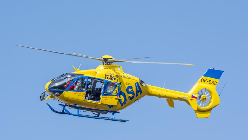 Čelní střet aut u Jindřichova Hradce: Na místo míří policie, hasiči i záchranářský vrtulník