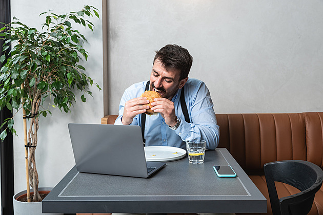 Guláš se šesti? Stopka v práci na dvě hodiny. Jak mají jíst lidé z kanceláří
