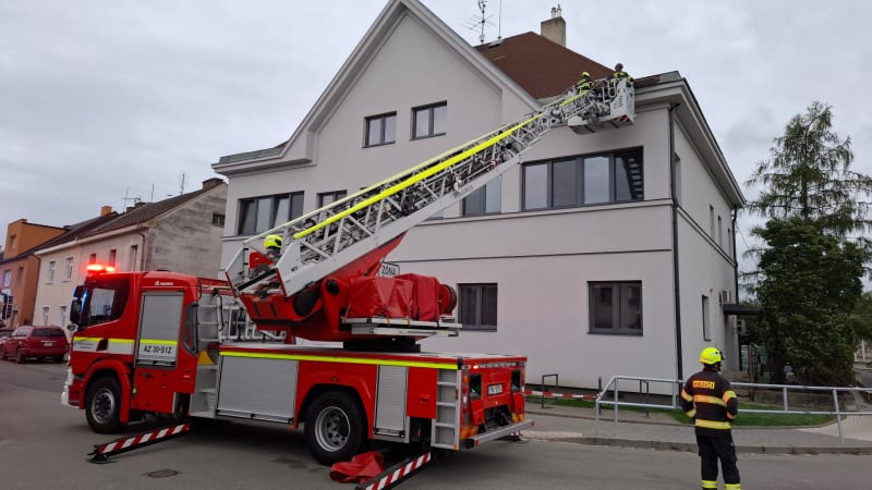 Silný vítr řádí v Česku: Vyvrací stromy a ničí střechy. Hasiči mají stovky výjezdů