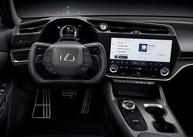 Lexus RZ je nový, na pohled to nepoznáte. Volant vyměnil za řidítka