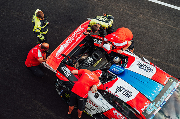 Noční šichta. Podívejte se, jak se mění desetiválec v lamborghini za jednu noc