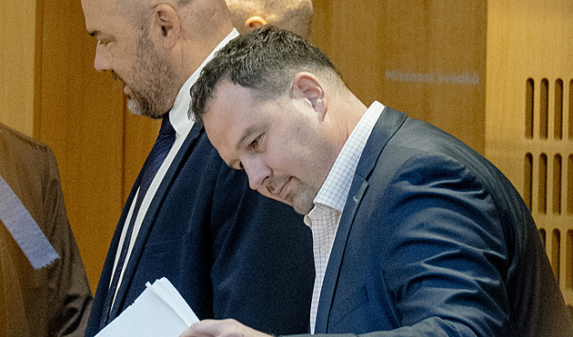 Dozimetr, den šestý. Kučera z DPP odmítl vinu, přiznal schůzky s Redlem