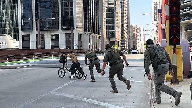 VIDEO: Agenti se v Chicagu snažili lapit poslíčka na kole. Prokličkoval a ujel