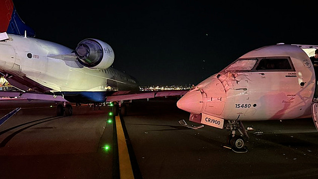 Letadlo na ranveji v New Yorku křídlem vysklilo kokpit druhého, letuška je zraněná