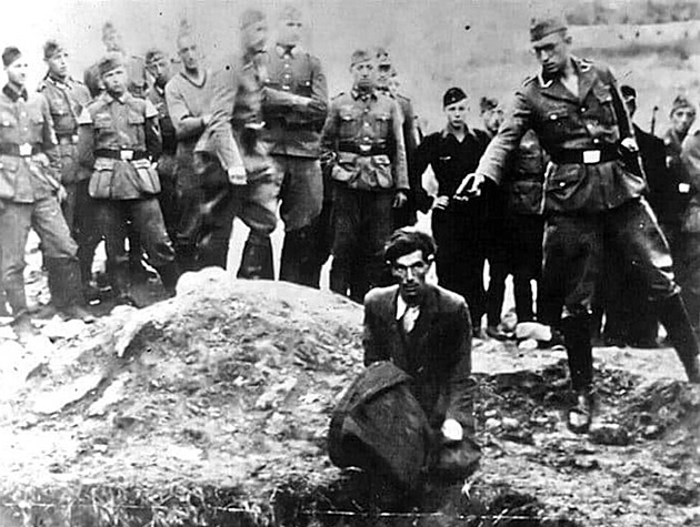 Záhada rozluštěna. Historik odhalil nacistu z nechvalně známé fotky masakru Židů