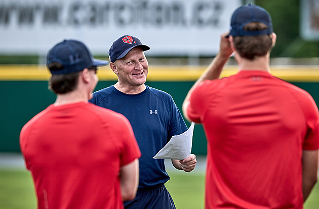 Motivační citáty, peníze i další cizinci. Co skrývá notes bronzového kouče