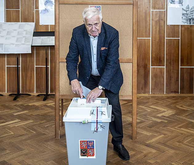 Volby ONLINE: Hlasovat přišli Vondráček nebo Jurečka. Klaus doufá ve změnu