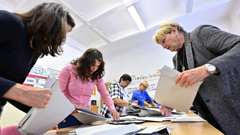 ON-LINE: První okrsky sečteny. Do volebních štábů se sjíždějí politici