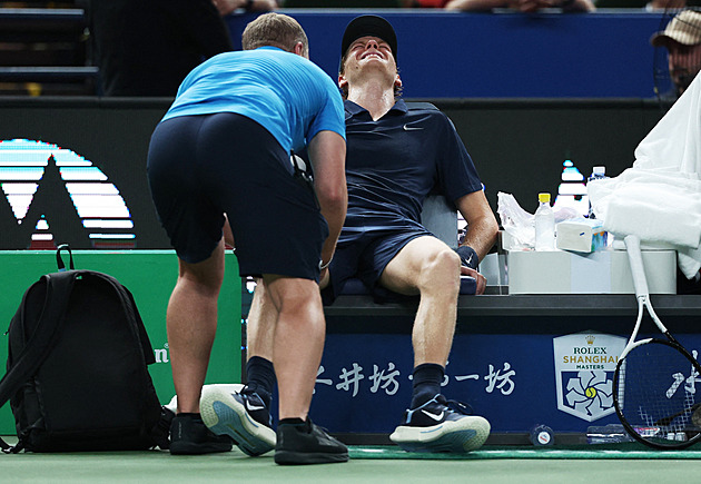 Djokovič během zápasu zvracel, Sinner ani nemohl chodit. Co se to v Číně děje?