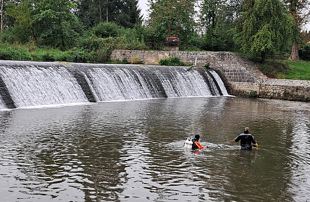 Věci odložené u řeky spustily pátrací akci. Pak se ozvala žena, že ji okradli