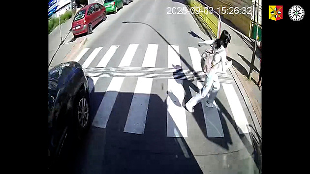 V prudce brzdícím autobusu se zranili lidé. Kvůli ženě přecházející na červenou