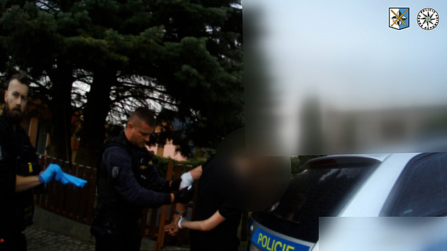 Opilec vyhrožoval odpálením domu s lidmi. Rozpoutal manévry, pak vše zlehčoval