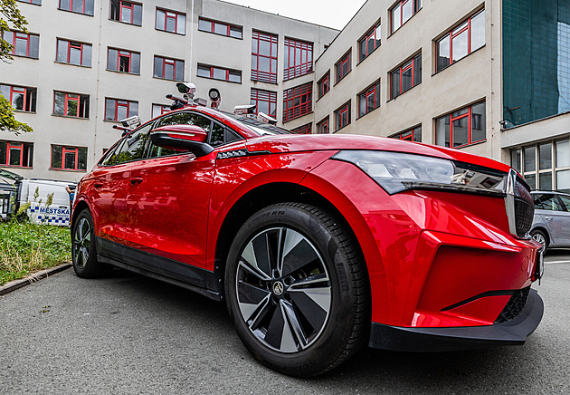 Postrach neplatičů vyráží do ulic Hradce, za hodinu zkontroluje tisíce aut