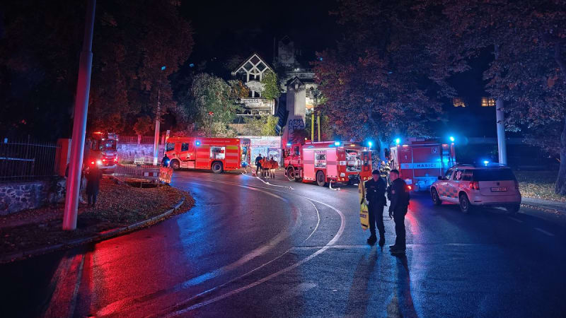 Zchátralý pražský hotel Vaníček zachvátil požár. Místo běžně obývají bezdomovci