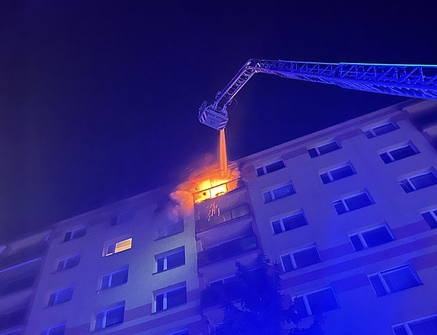 Noční požár bytu v Ústí zachvátil i lodžii, záchranáři ošetřovali jednoho člověka