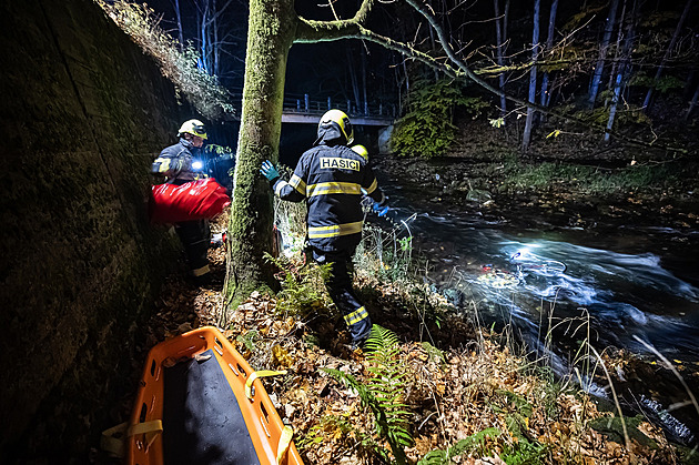 Cyklista spadl ze silnice na náplavku a zranil se, kolo hasiči lovili z řeky