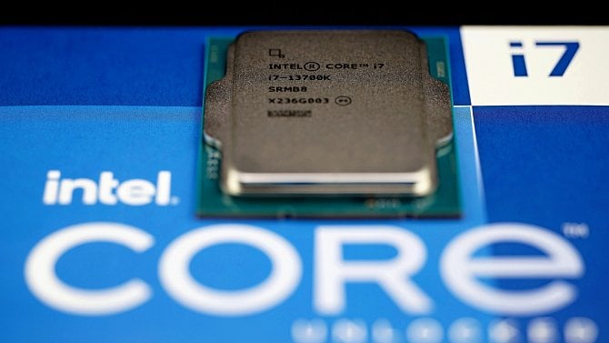 Intel zdražuje procesory – ale paradoxně jenom ty starší. Prsty v tom má umělá inteligence