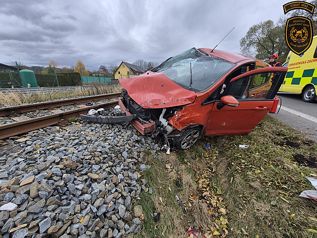 Řidiče přemohl mikrospánek a narazil do náspu trati, hodinu nejezdily vlaky