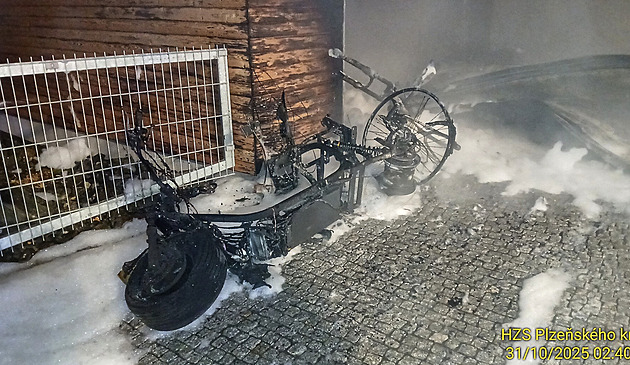Při nabíjení elektrokoloběžky začala hořet garáž. Škoda činí 1,5 milionu