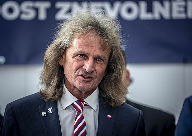 Poslanec Miroslav Ševčík chce vést VŠE. Utká se s rektorem, který ho dříve odvolal