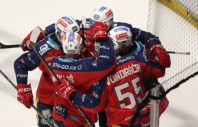 ONLINE: Pardubice zvládly šlágr v Třinci. Sparta i Plzeň vedou, Kometa doma ztrácí