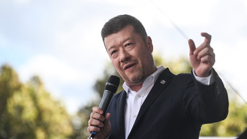 Poslanci cupují Okamuru. Komerční fašista, smutný den i ostuda Babiše, zní kritika