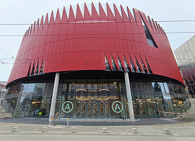 Aby se vešlo více lidí, zúžili pódia. O otevření Horácké arény je obrovský zájem