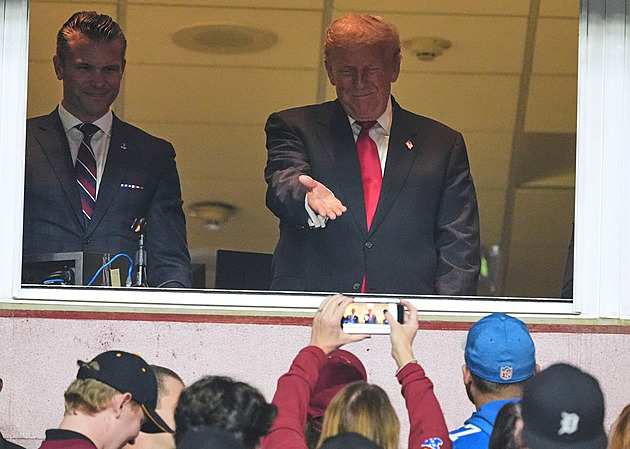 Trump se přijel podívat na zápas NFL, diváci ho vybučeli