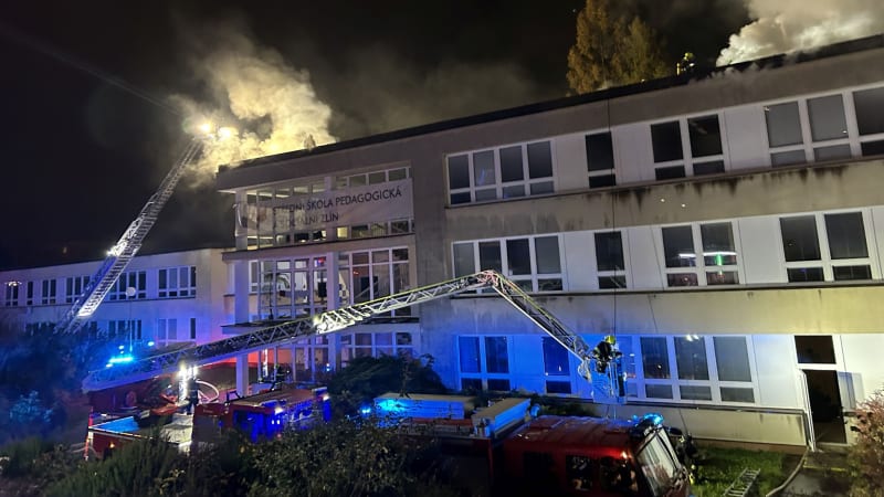 Ve Zlíně hořela škola, hasiči vyhlásili třetí stupeň poplachu. Video zachytilo plameny