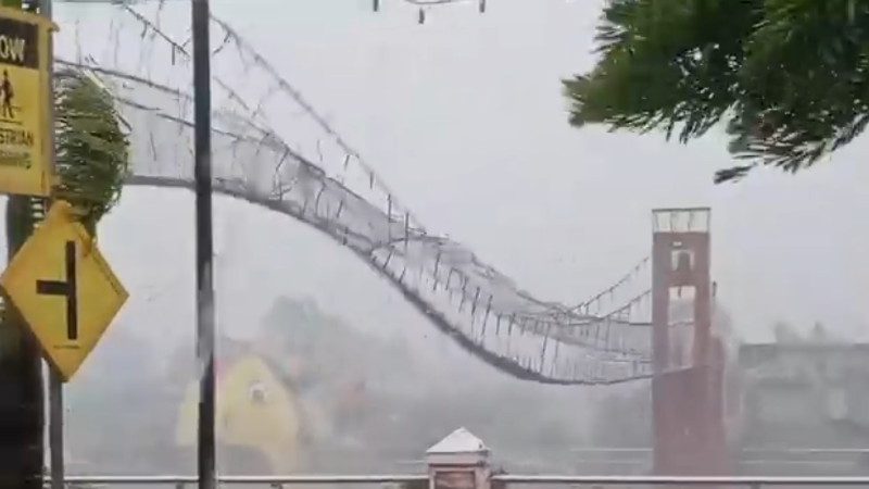 Na Filipínách řádil supertajfun, počet obětí roste. Video ukazuje, jak si živel pohrál s mostem