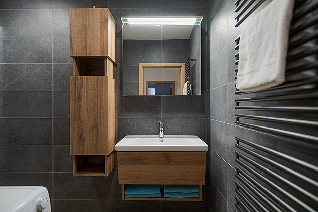 Konečně má svou koupelnu snů. Průchozí hrůza ze „socíku“ je pryč