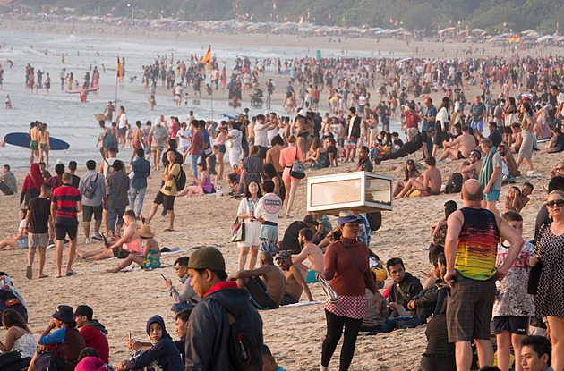 Z ráje peklo na zemi. Bali se dusí turisty, odpadky a betonem nových resortů