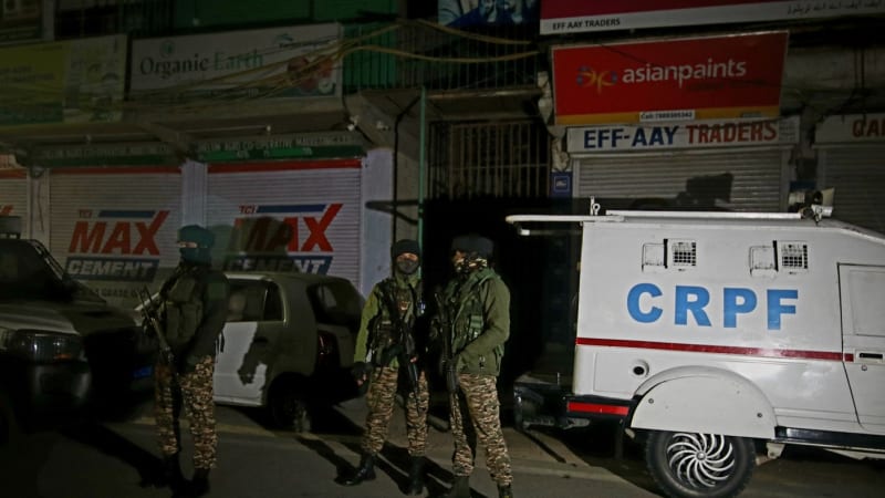 Exploze zabila devět lidí na policejní stanici v Kašmíru. Trhaviny rozmetaly místnost na kusy