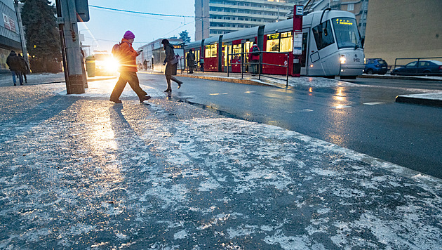Česko čeká ochlazení. Ráno hrozí náledí, sněžit bude nejen na horách