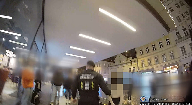 Sedmnáctiletá dívka pobodala v metru muže. Strčil do kamarádky, vysvětlovala