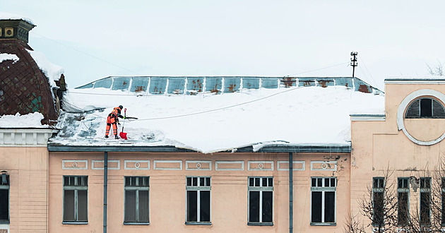 Pozor na sníh a led na střeše. Za jeho pád můžete zaplatit i statisíce