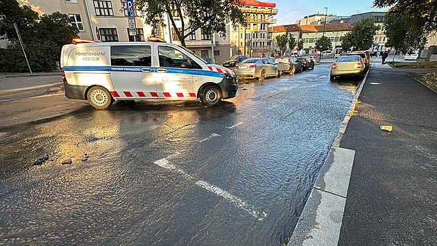 Desetitisíce lidí v Praze jsou bez vody kvůli havárii potrubí