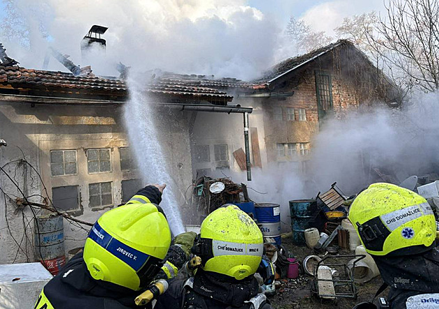 V hořícím drážním domku vybuchla plynová lahev, vlaky déle než hodinu nejely