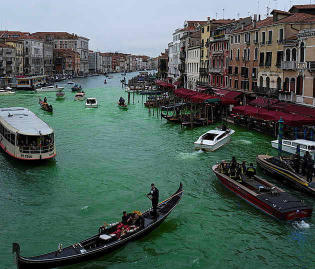 Thunbergové zakázali vstup do Benátek. Obarvila tam vodu na zeleno