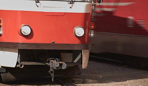 V Praze přes osm hodin nejezdily tramvaje na lince 13, nákladní vůz strhl trolej