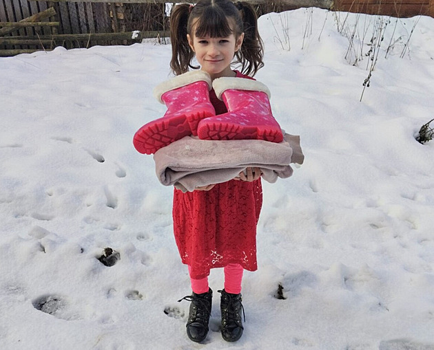 Lidé plní vánoční přání dětem na Ruskem napadené Ukrajině