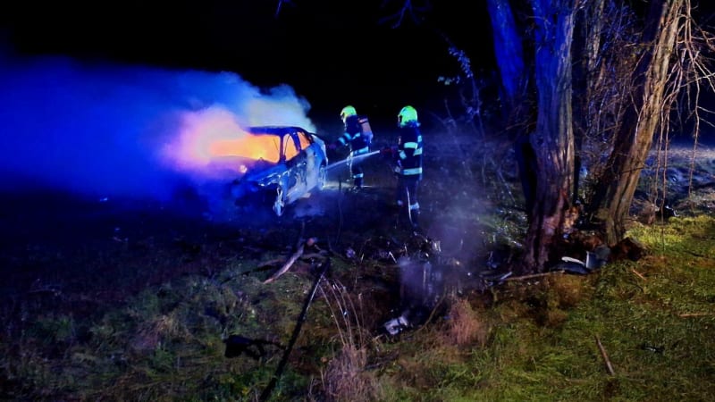 Smutné detaily tragické nehody u Dvorníků: Zemřel 35letý fotbalista. Auto celé shořelo