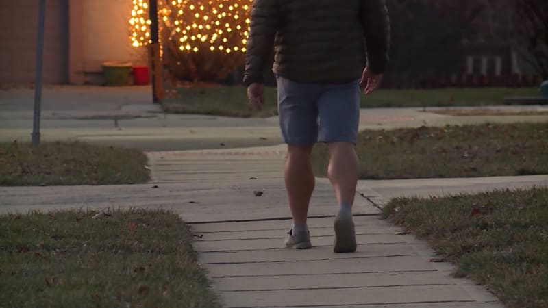 V mrazu denně pěšky 25 kilometrů do práce: Učitel pomáhá studentce bez domova. Vybral statisíce