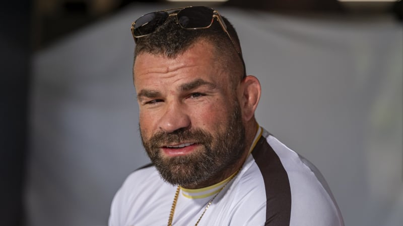 Poslední příspěvek Vémoly před zadržením: Vidíme se v lepších časech, napsal při hudbě z Kmotra